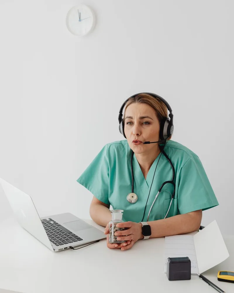 Operatrice sanitaria che segue un corso ECM online al computer