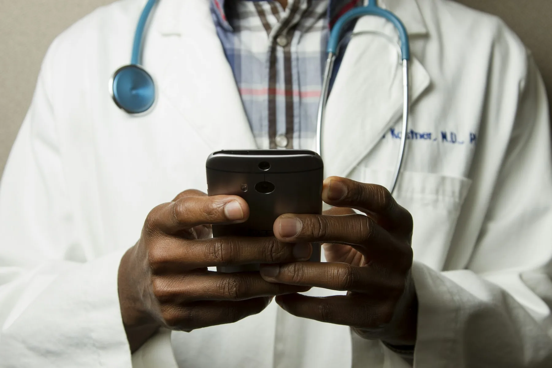 Professionista sanitario con smartphone — FAD mobile DreamCom