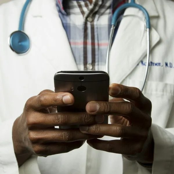 Medico segue un podcast ECM dallo smartphone