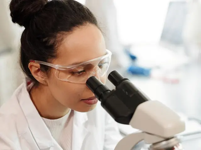 Biologa al microscopio
