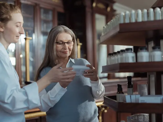 Farmacista che consiglia una cliente in farmacia
