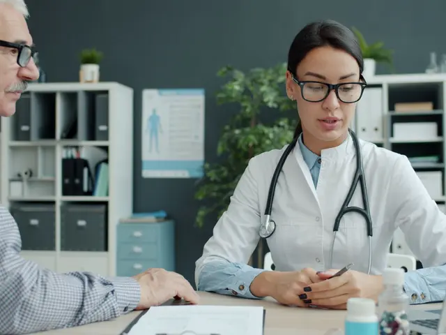 Medico che visita un paziente in studio