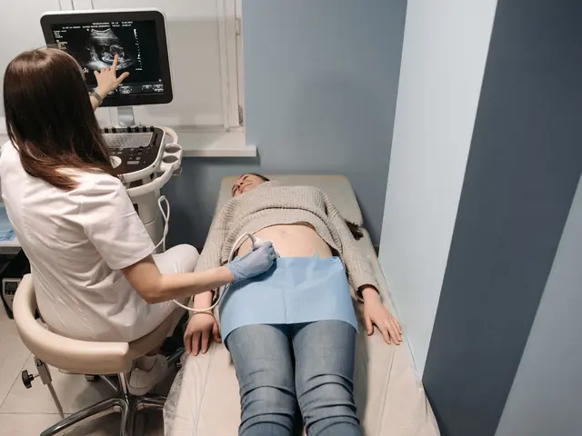 Ostetrica che esegue un'ecografia