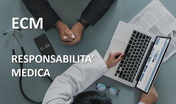 Medico che firma documentazione clinica alla scrivania