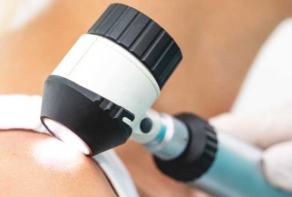 Infermiera che esegue una medicazione su una gamba