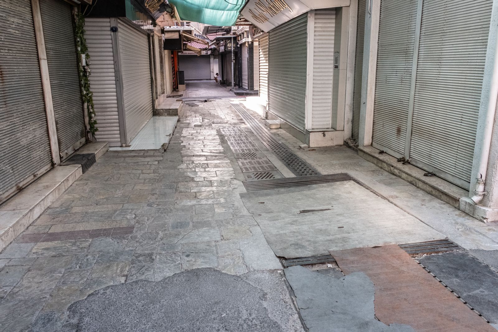Strada cittadina deserta con negozi chiusi