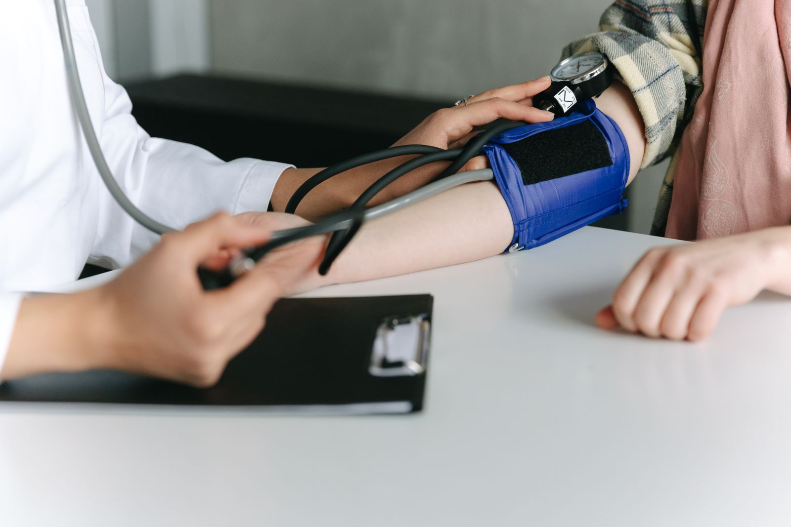 Medico che misura la pressione arteriosa a un paziente