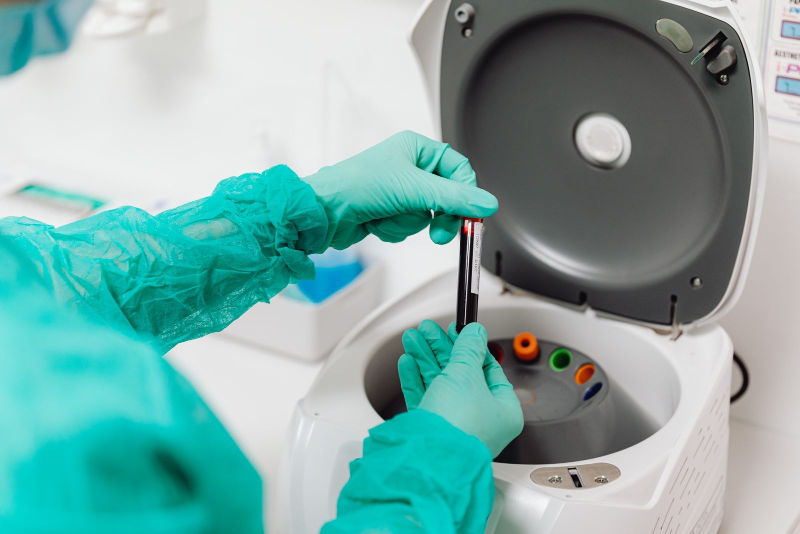 Tecnico di laboratorio che analizza campioni di sangue