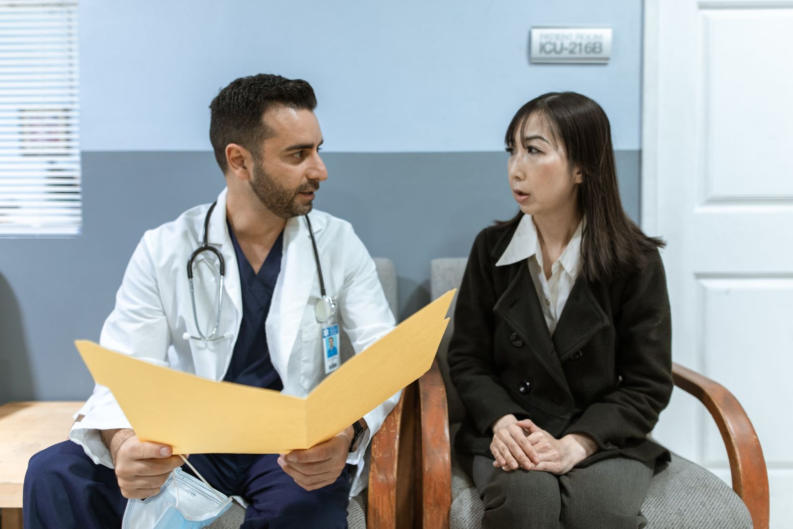 Coppia a colloquio con un medico