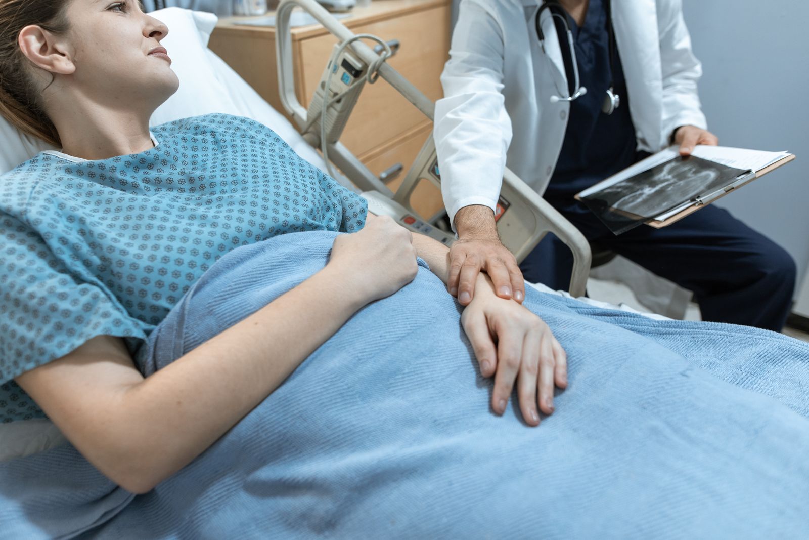 Reumatologa che esamina le mani di una paziente