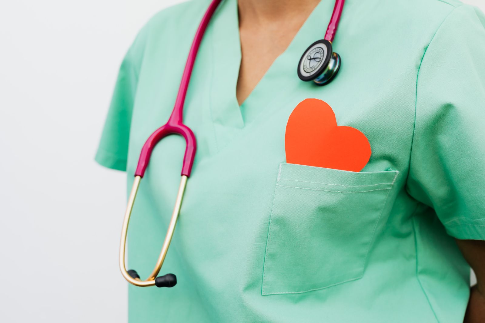 Cardiologo che esegue un'ecocardiografia