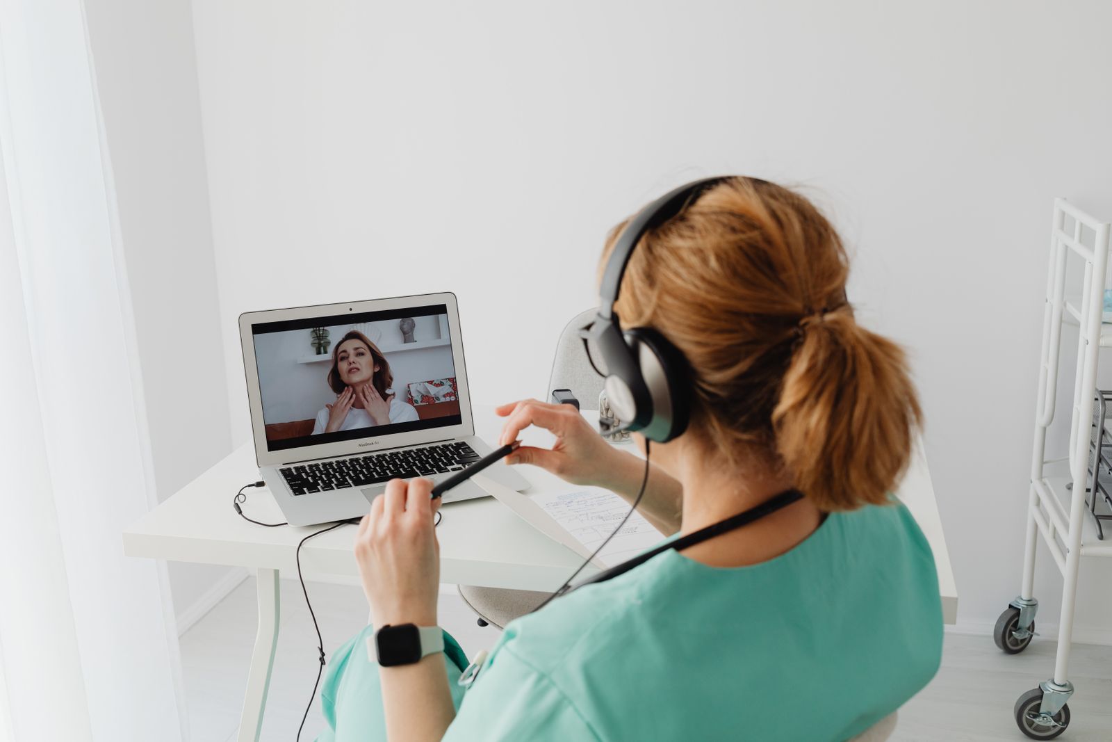 Medico in videochiamata con un paziente