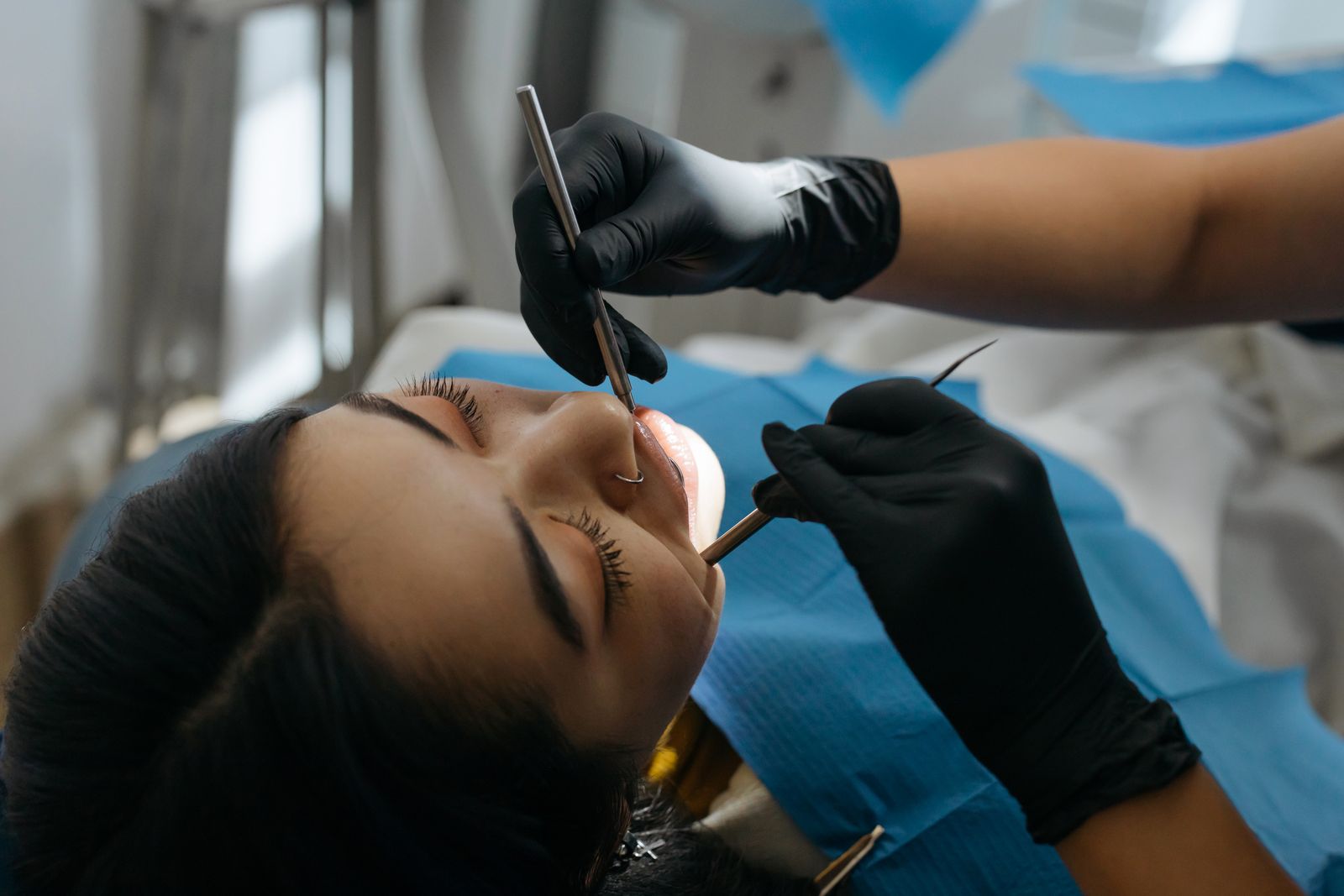Odontoiatra che esamina il cavo orale di un paziente