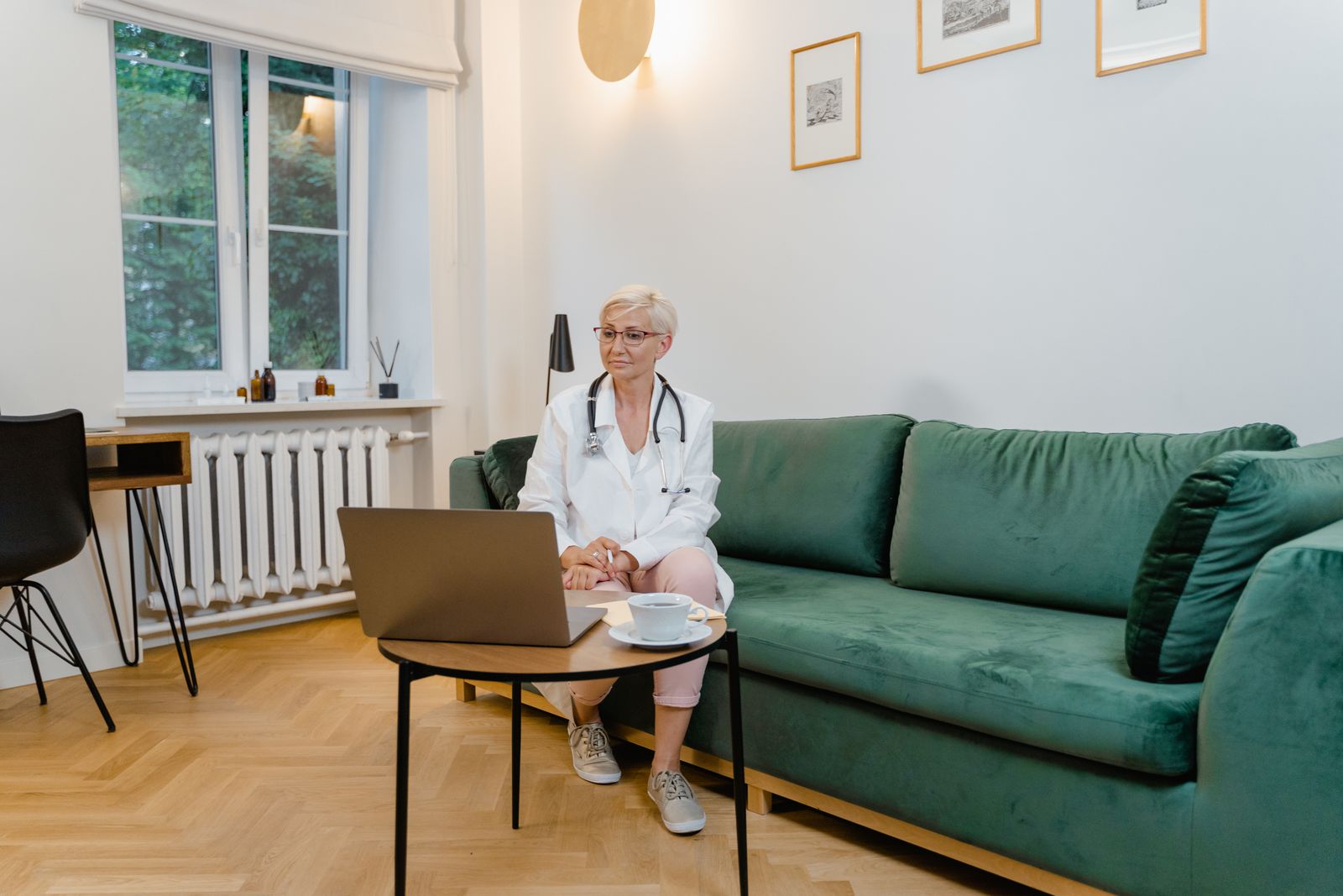 Professionista sanitario che segue un webinar dal portatile