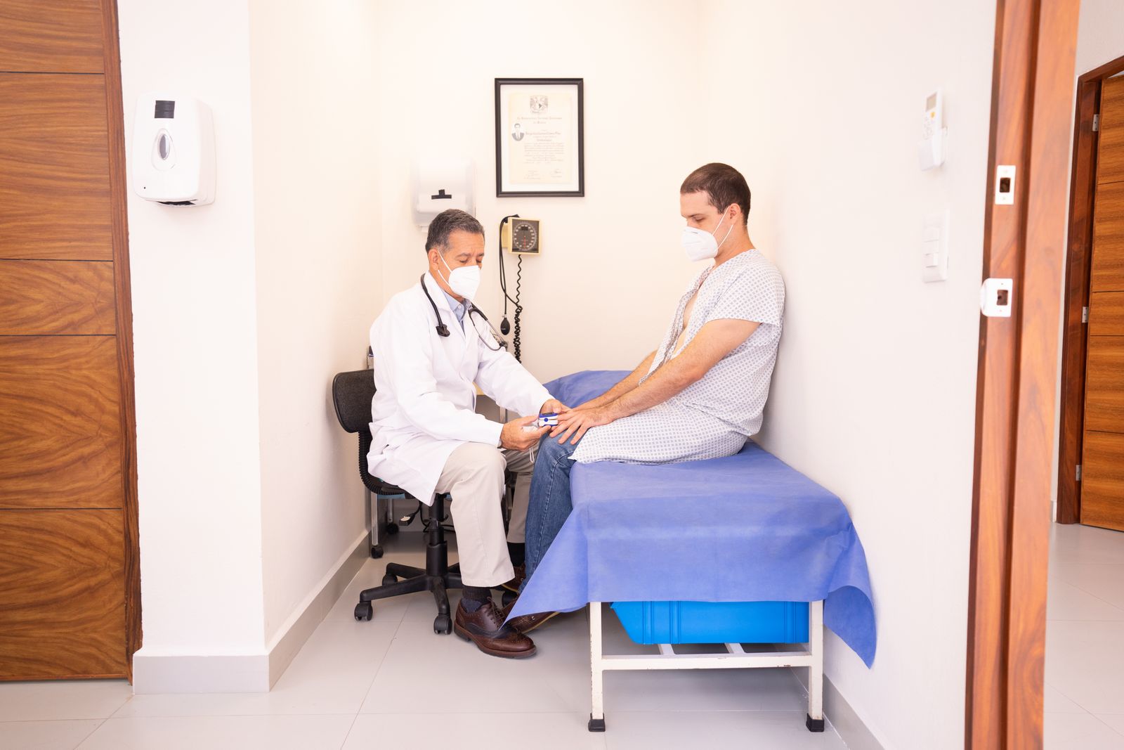 Cardiologo a colloquio con un paziente anziano