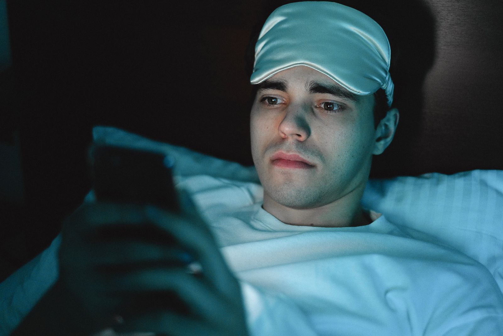 Uomo che dorme con una maschera per la ventilazione notturna