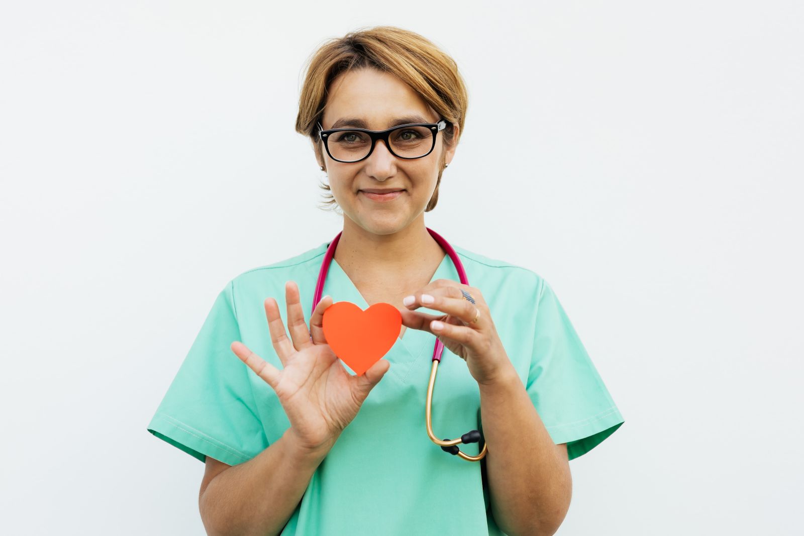 Cardiologo che mostra un modello anatomico del cuore