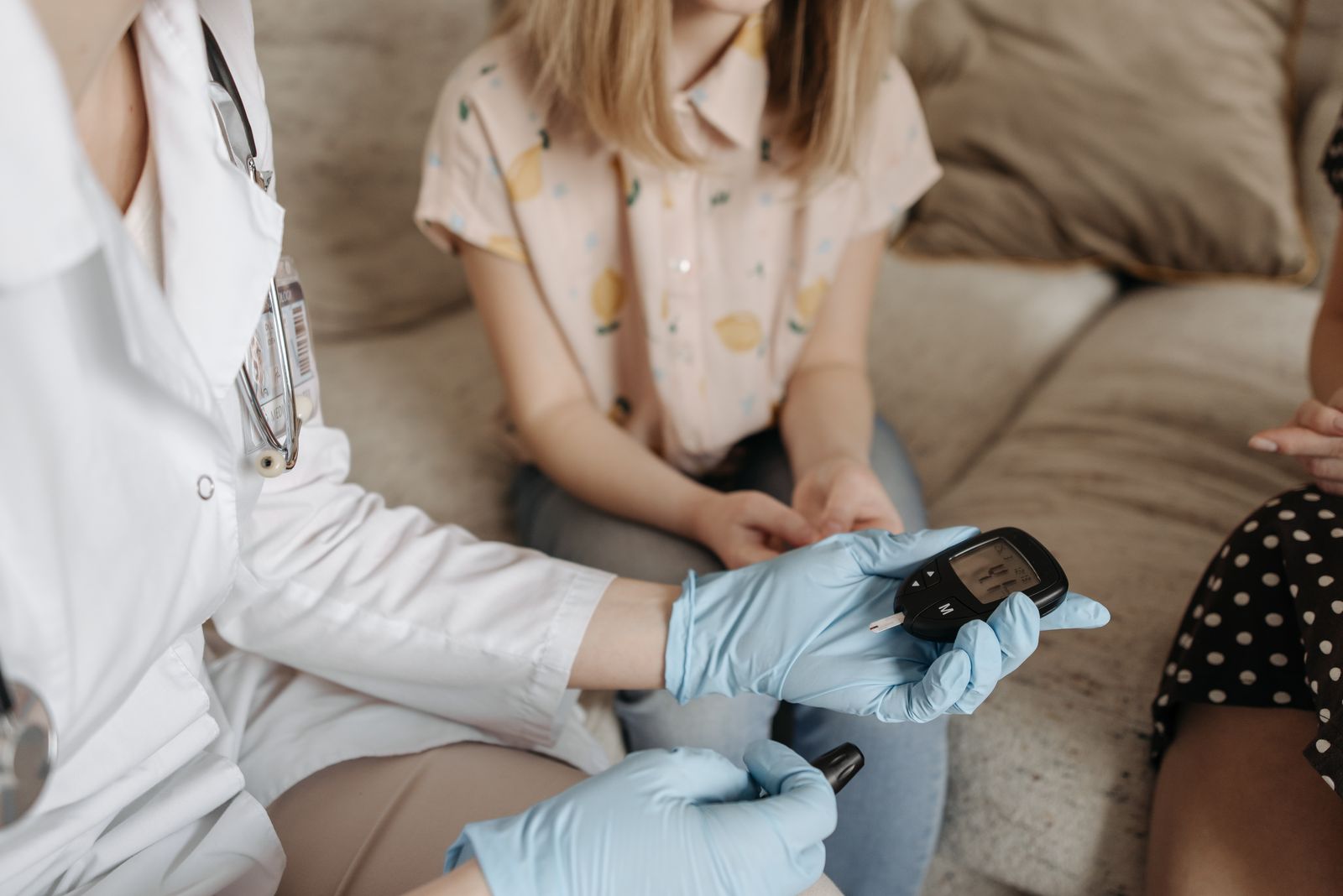Medico che misura la glicemia a un paziente