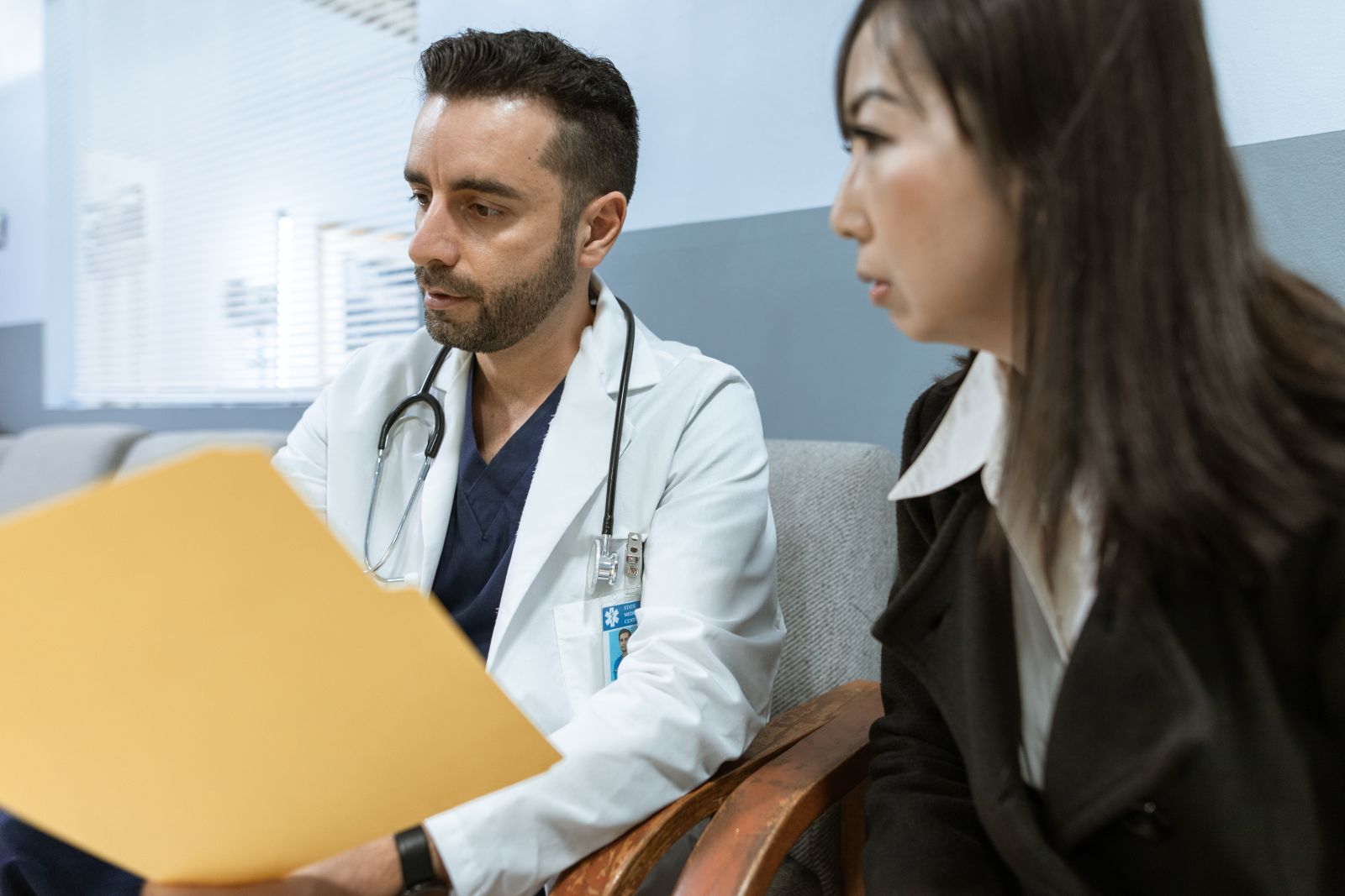 Coppia durante un colloquio con il medico in ambulatorio