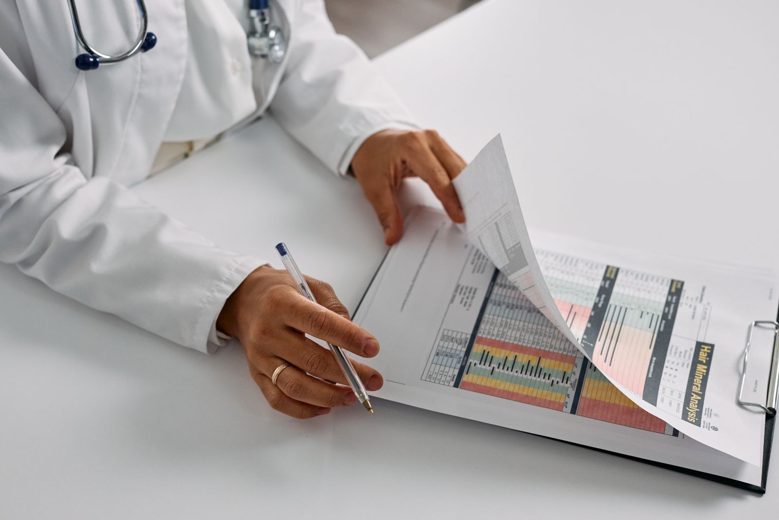 Medico che esamina documenti clinici alla scrivania