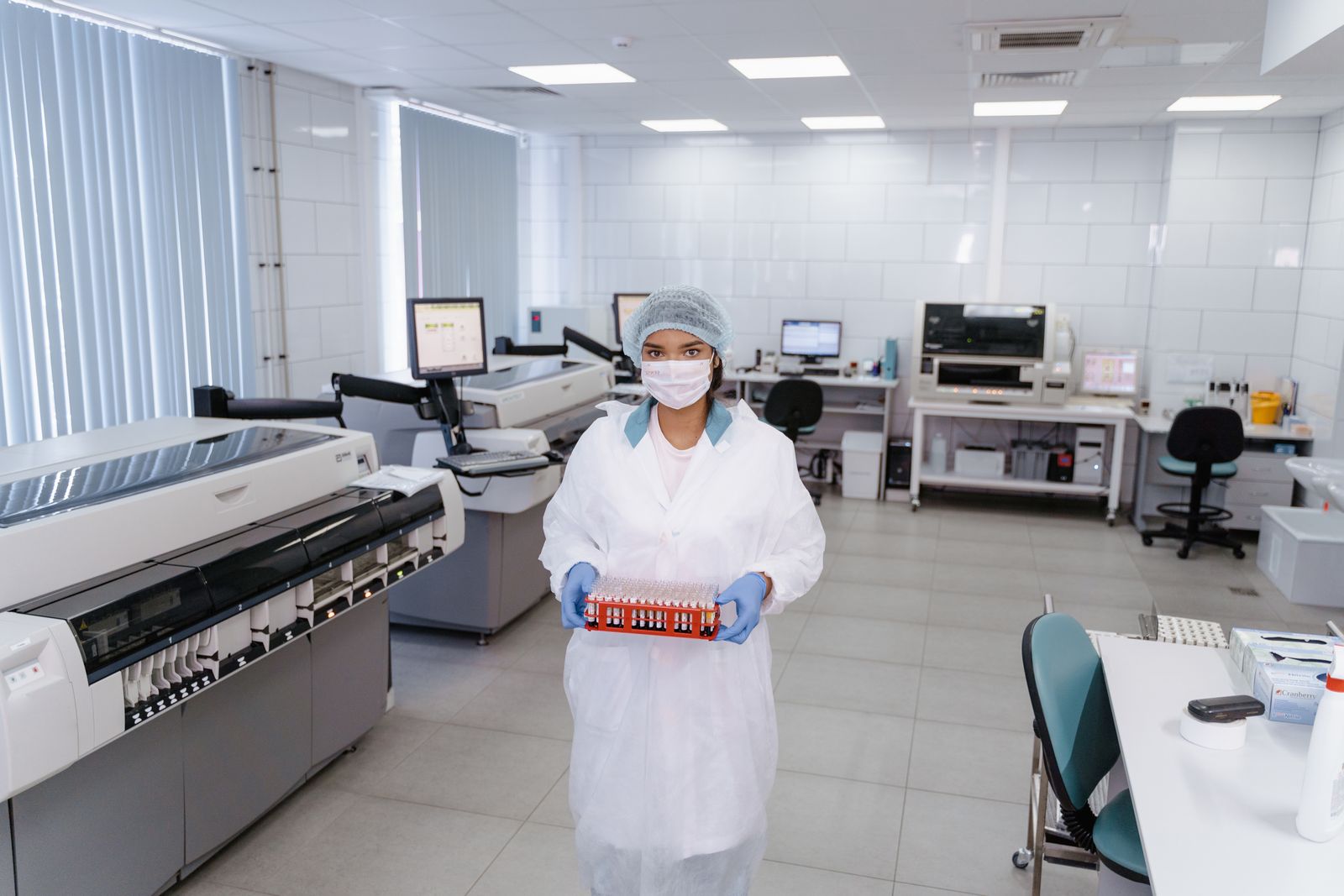 Ricercatrice in laboratorio durante un'analisi di sequenziamento genetico