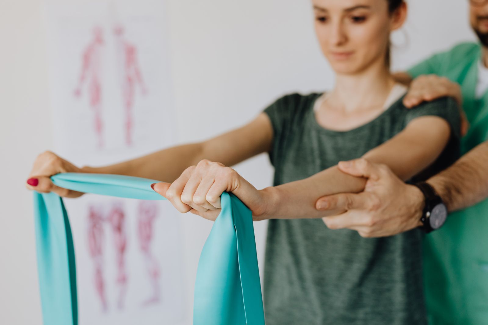 Fisioterapista che lavora sulla mano di una paziente