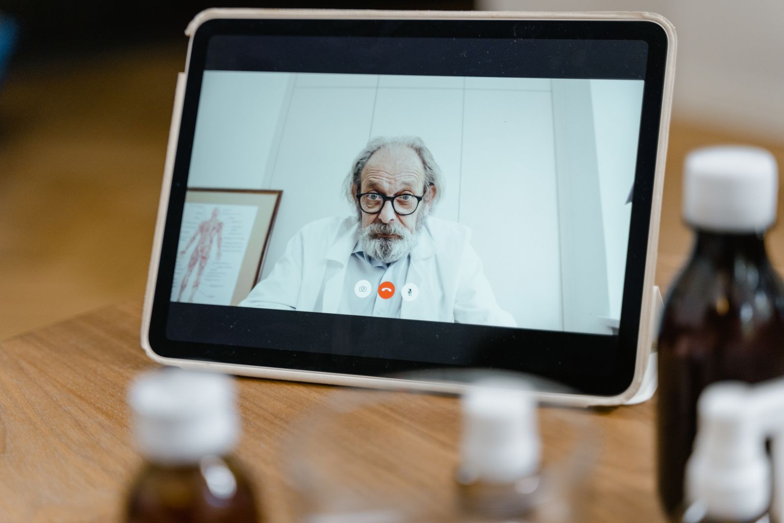Medico in videochiamata con un paziente durante una televisita