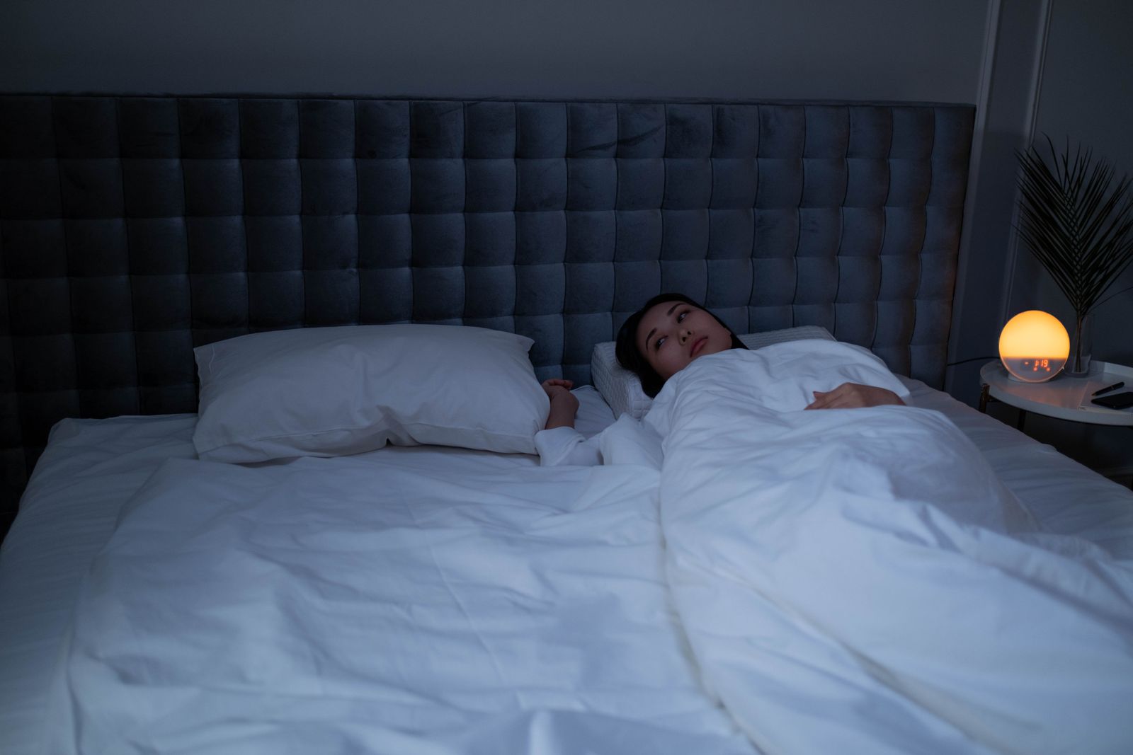 Donna sveglia a letto durante la notte