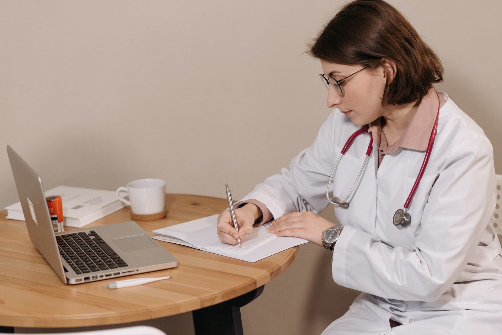 Medico al computer che consulta il calendario delle scadenze