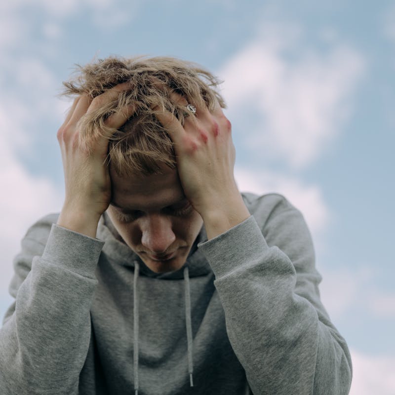 Adolescente con espressione di rabbia e mani sul capo — cover podcast ECM L'ira e la violenza in età evolutiva