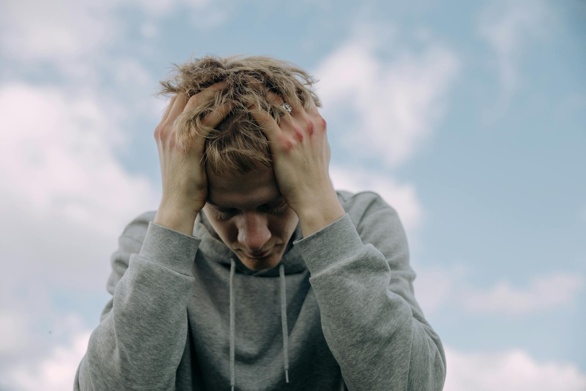 Adolescente in stato di rabbia e frustrazione con mani sul capo — podcast ECM L'ira e la violenza in età evolutiva