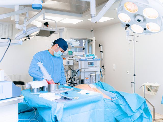 Esercitazione pratica clinica durante un corso ECM in presenza